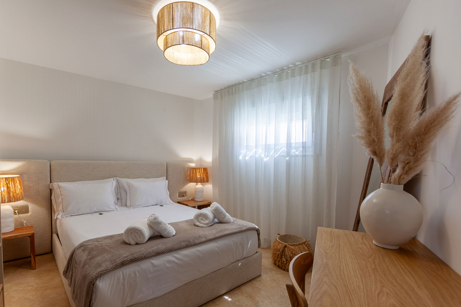 habitación con cama matrimonio, decoración moderna de unos de los apartamentos de WOW Baiona