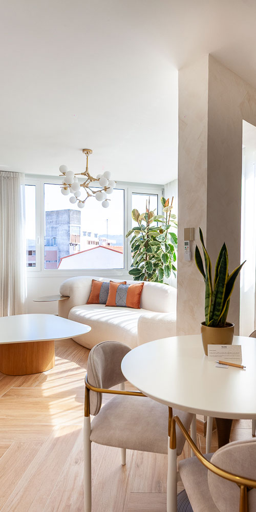 Salon comedor con mucha luz natural Vista de unos de los apartamentos de WOW Baiona